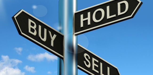 buy hold and sell signpost representing stocks strategy MJuZNQwu